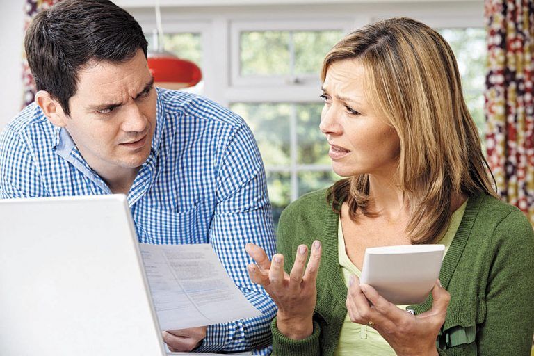 Männer ärgern sich – was den Gesichtsausdruck betrifft – anders als Frauen.