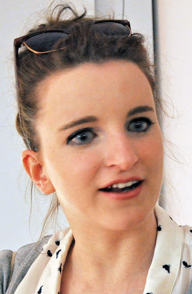 Magdalena,18 Jahre, BregenzIch sehe die Vielfalt der Offenen Jugendarbeit darin, dass sie sich jedes Mal neu erfinden und sich spontan an Situationen und Menschen anpassen muss. Das Mädchenzentrum bietet ein Rückzugsort, wo ich meine Probleme zur Sprache bringen oder einfach glücklich sein kann.