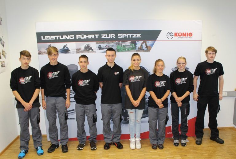 MAHLE KÖNIG: Acht Lehrlinge verstärken in den Berufen Metall-Maschinenbautechniker, Elektrotechniker und Bürokauffrau das Lehrlingsteam von nun 25 Lehrlingen und profitieren von einer attraktiven Ausbildung. Foto: MK