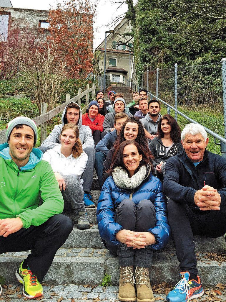 Manuel Trappel, Firmenchefin Sabine Gerster und Toni Mathis (vorne v. l.) mit den Lehrlingen des Autohauses beim Fit-Seminar.  Foto: privat