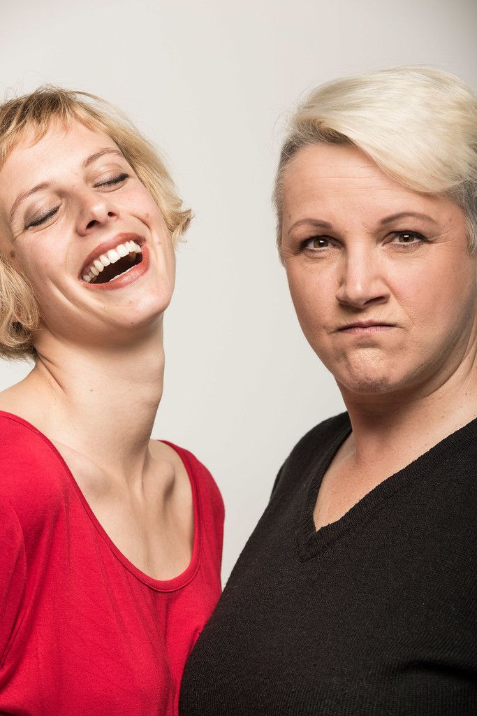 Maria Neuschmid steht in „Das Interview“ mit ihrer Tochter Anna auf der Bühne. Foto: Handout musikladen