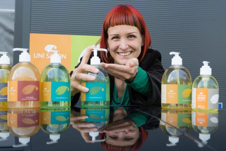 Marion Reichart setzt mit „Uni Sapon“ auf biologisch abbaubare Reiniger aus regionalen Rohstoffen.  Foto: VN/Hartinger