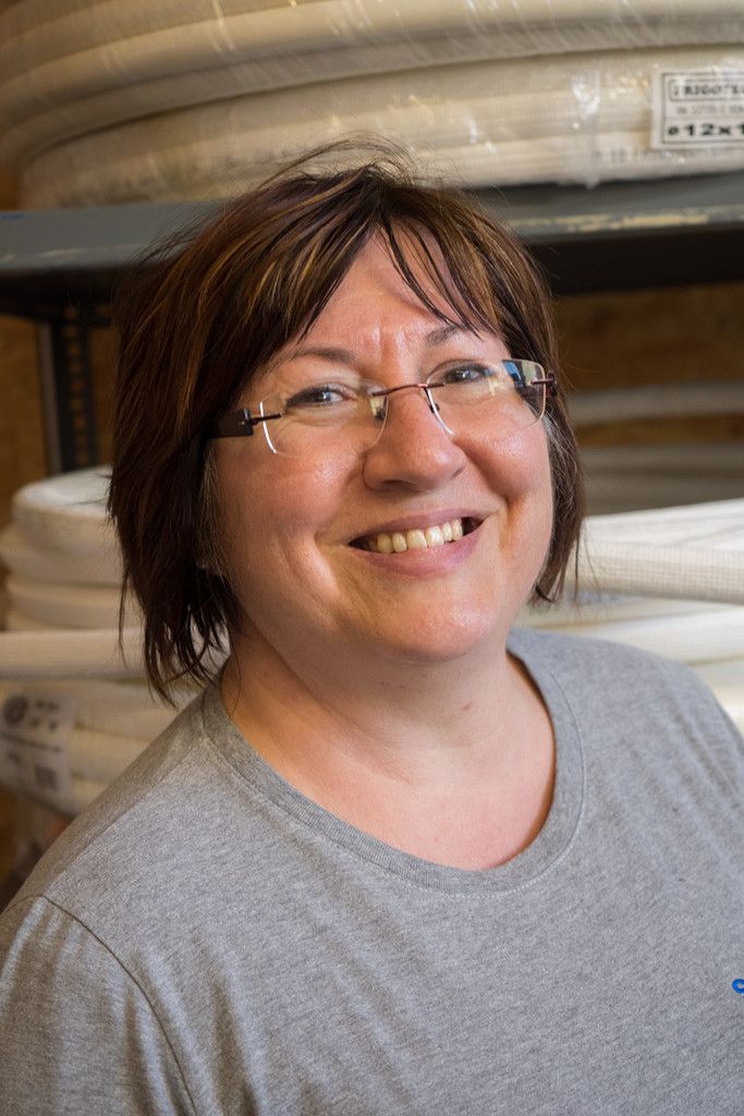 Marlies Schallert, 
              Backoffice
            Ich war immer technikbegeistert, habe aber eine kaufmännische Ausbildung. Ich erledige die Büroarbeit bin auch bei der Montage und im Service dabei. Das Handwerkliche liegt mir.