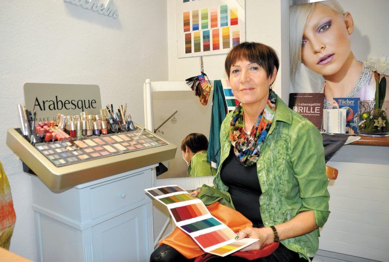 Marliese Martin unterstützt Menschen mit invididuellen Typberatungen und bietet auch Unterstützung beim Kleidungseinkauf.  Foto: Hofer