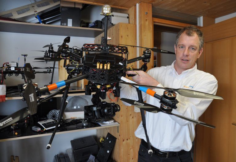 Martin Buxbaum bietet Dienstleistungen mit Drohnen an und konstruiert auch Sonderlösungen.  dietmar Hofer