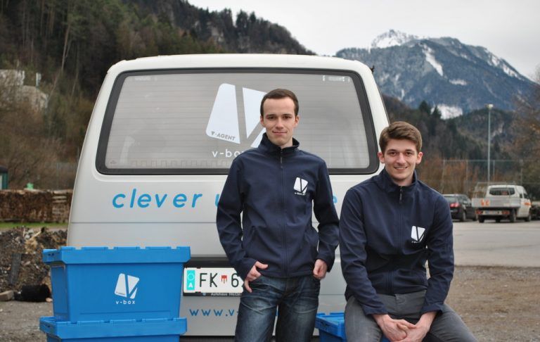 Martin Häusle und Dominik Ludescher bieten mit V-Box Kunststoffboxen zur Miete an. Foto: VBOX