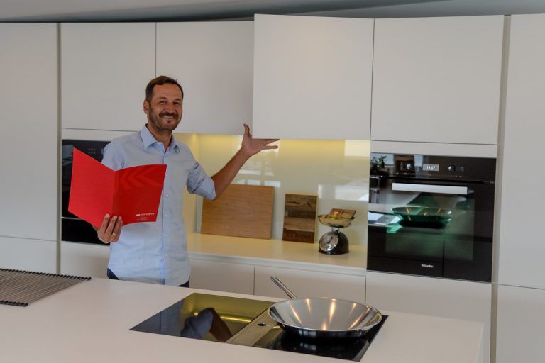 Maßgeschneiderte Küchen plant und montiert Martin Konzett für seine Kunden. Foto: Lerch