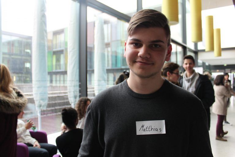 Matthias Grabher,17 JahreIch habe hier beim FrageRaum Politik das Programm der verschiedenen Parteien kennengelernt. Die Politiker empfand ich alle als total freundlich und sehr offen. Zur Bundespräsidenten-Wahl werde ich nicht gehen, da ich um diese Uhrzeit noch schlafe, auch wenn ich finde, dass es dieses Amt benötigt.
