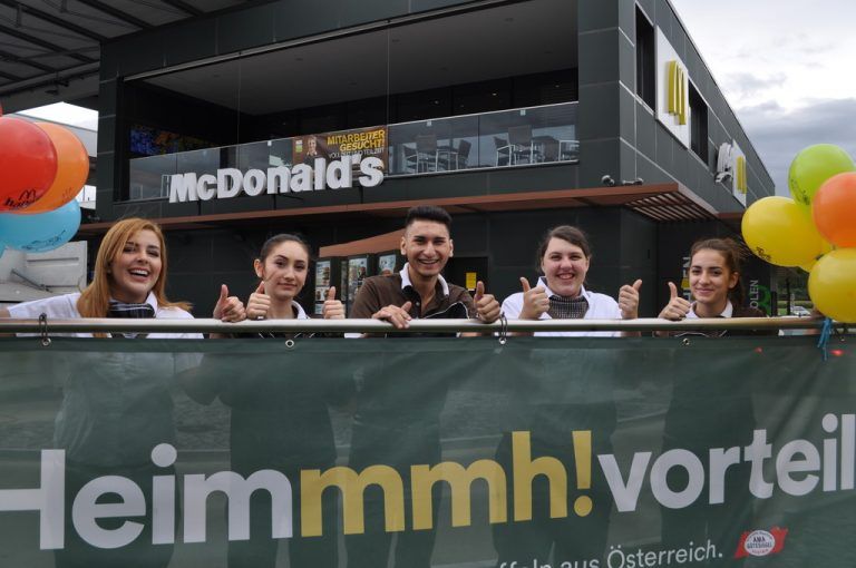 MC DONALD’S: Diese Jugendlichen haben sich für den Lehrberuf Systemgastronomie-Fachfrau/ Fachmann bei Franchisenehmer Loek Versluis entschieden. Ihre theoretischen Fähigkeiten lernen sie in der hauseigenen Privatschule in Waldegg. Drei Jahre dauert die Lehre, danach stehen ihnen viele Karrierechancen offen.