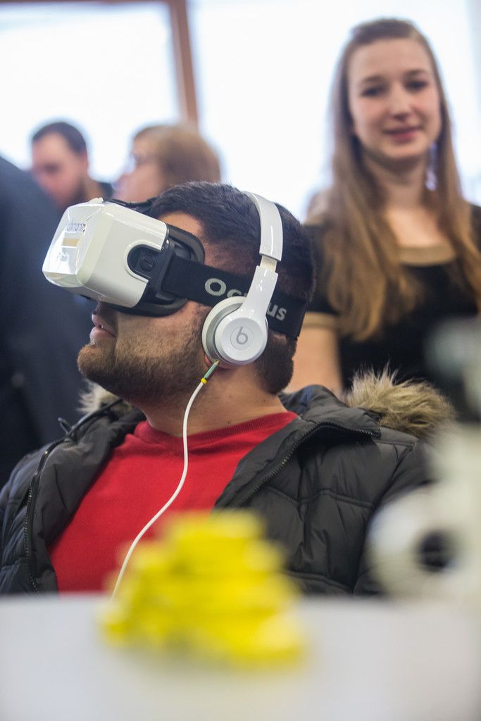 Mehmet Özkan testet bei Bachmann die Virtual-Reality-Brille.