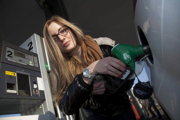 Mehr fürs Geld bekommen die Kunden, weil sich die Ölproduzenten eine Preisschlacht liefern. VN/Paulitsch