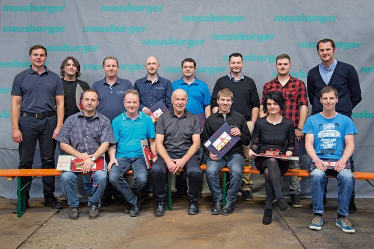 Meusburger ehrte insgesamt 13 Mitarbeiter für ihre 200-jährige Betriebszugehörigkeit.  Foto: Meusburger
