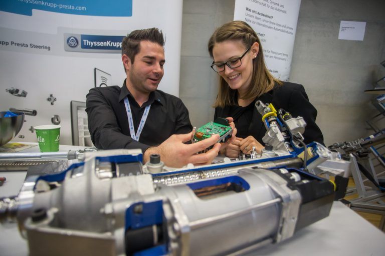 Michael Fink und Lisa Bereuter von ThyssenKrupp Presta.