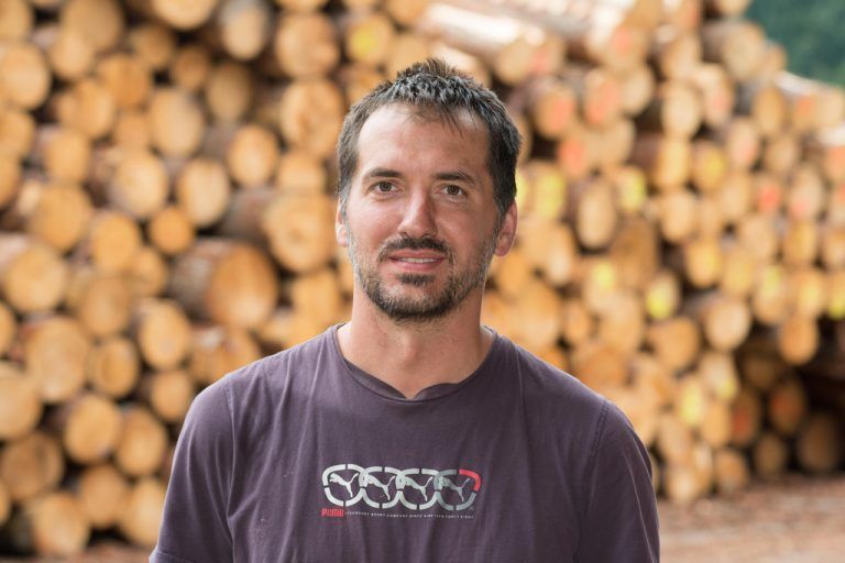 Michael Fritsche,
Anlagenelektriker
Die Abwechslung der Tätigkeit macht es aus. Von der Elektrik über Holzarbeit bis zum Betonieren und Schweißen mache ich alles.