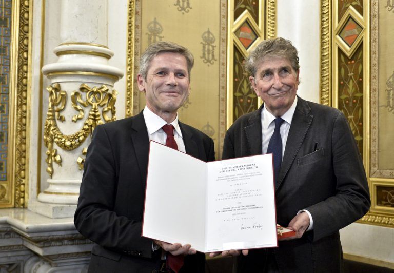 Das Goldene Ehrenzeichen für Verdienste um die Republik Österreich. NEUBAUER