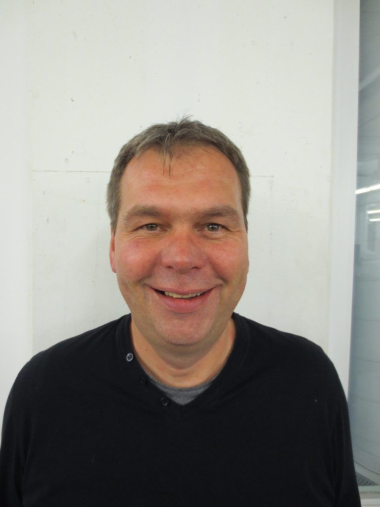 Mit Aktionen motivieren wir unsere Mitarbeiter, die Umwelt zu schonen, daher prüfen wir die Möglichkeit, unseren Fuhrpark um ein E-Auto zu erweitern. Ziel ist es, die nachhaltige Mobilität bei Wolford auszubauen; der Steuervorteil ist interessant.
              Werner Blenk (Wolford), Bregenz