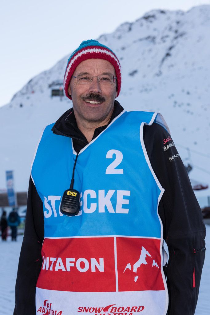 Mit dem Helferteam präpariert Horst Schairer die Strecke für den Snowboardcross-Weltcup am Wochenende in Schruns. Foto: stiplovsek