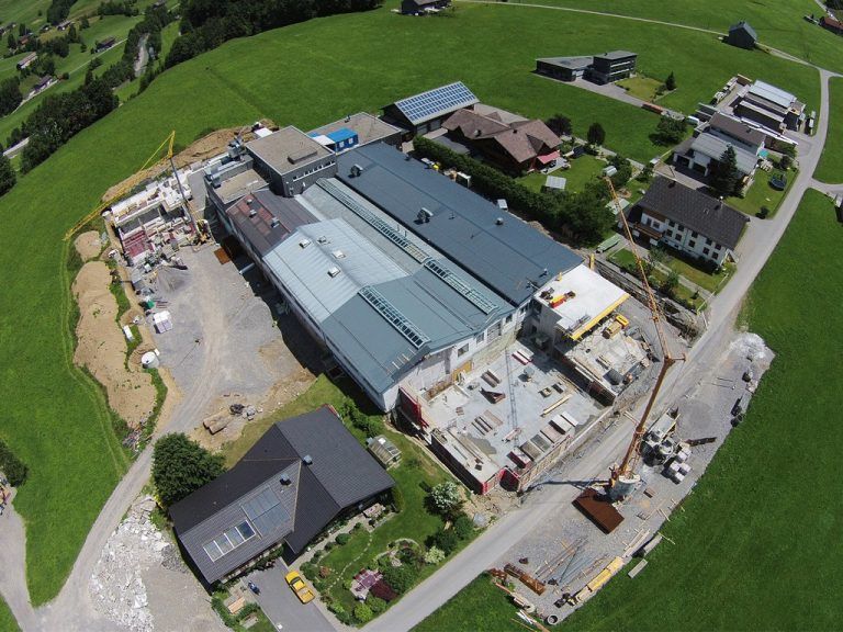 Mit der Erweiterung der Produktionsflächen entstehen bei Mersen in Hittisau 60 neue Arbeitsplätze. Foto: Mersen