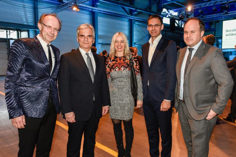 Mit Ehrengästen: Verleger Eugen A. Russ (l.) mit Kanzler Werner Faymann, Irene Russ sowie Landeshauptmann Markus Wallner und VN-Chefredakteur Gerold Riedmann.