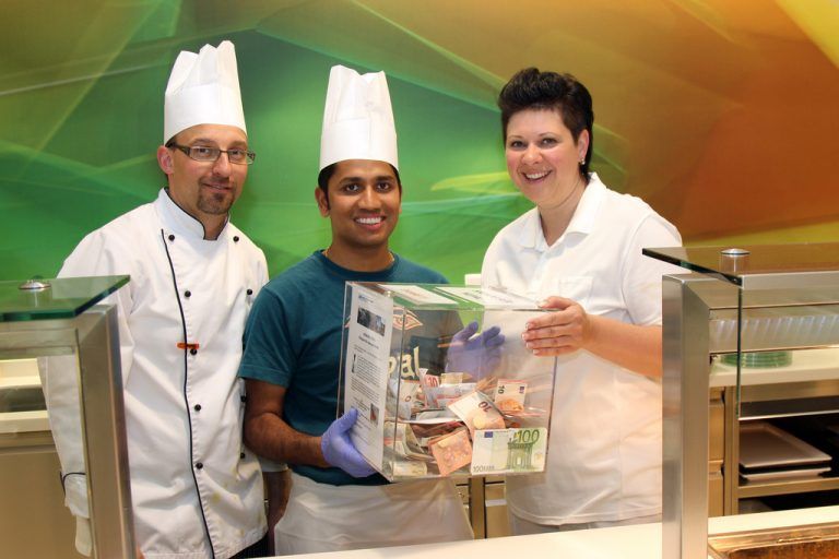 Mit nepalesischen Speisen konnte Dinesh Dhungana (M.) ein Gutteil der Spenden für seine Heimat Nepal aufbringen. Foto: khbg