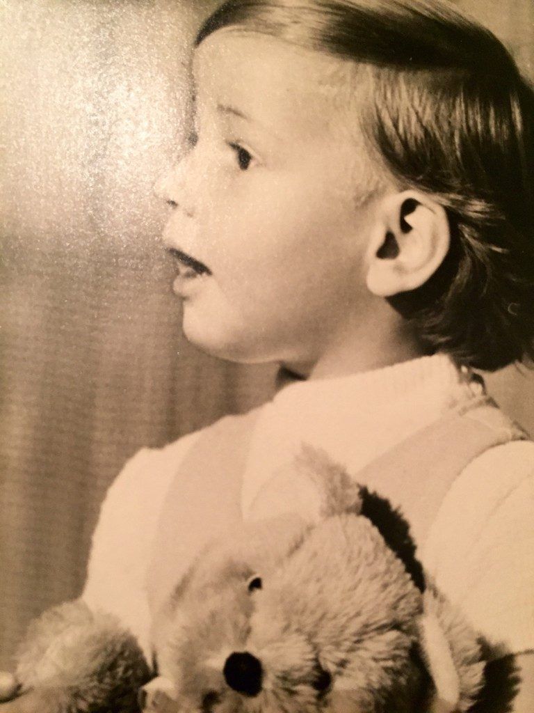 Mit Stofftier. Als Kleinkind hatte Dieter Egger noch ein Faible für Stofftiere.