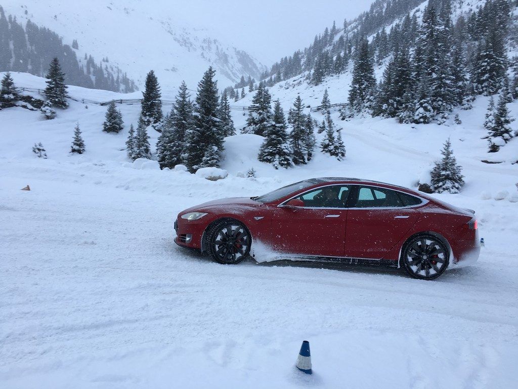 Mit über 700 PS im Tiefschnee: Tesla und der elektrische Allradantrieb im Härtetest.