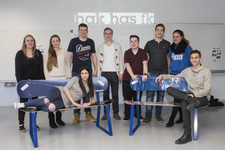 Modellbau, Voting, Umsetzung und Präsentation des Endergebnisses: Die Sitzbänke aus ausrangierten Snowboards sind ein Projekt der 4a hak has fk.