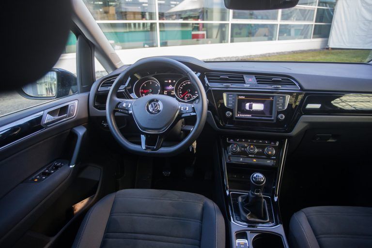 Moderne Infotainment-Einheit im Cockpit.