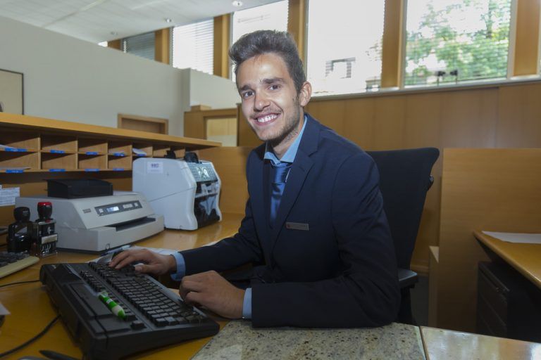 Nach der Matura und dem Bundesheer wollte ich als erstes studieren, wusste aber nicht was. Daher habe ich mich schließlich für eine Lehre bei der Dornbirner Sparkasse entschieden. Ich bin froh, dass ich endlich eine fixe Arbeitsstelle und ein regelmäßiges Einkommen habe. Da ich im IT-Zweig war, liegen mir Zahlen ganz gut. Dominic Grabher, 20, Dornbirn