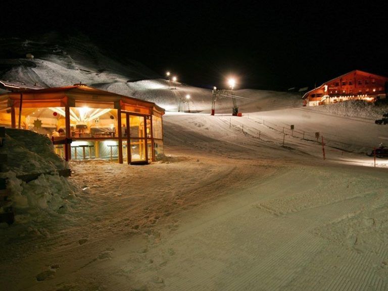 NachtskilaufIm Skigebiet Faschina gibt es von Ende Dezember bis Ende Februar jeden Donnerstag am Guggernülli-Lift von 18 bis 21 Uhr die Gelegenheit zum Nachtskilauf.