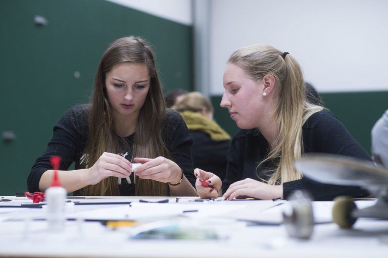 Nadine und Verena: Eine offizielle Einweihung unserer Upcycling-Möbel musste natürlich auch sein. Und so eine „Ready to use“-Party zu planen war echt spannend.
