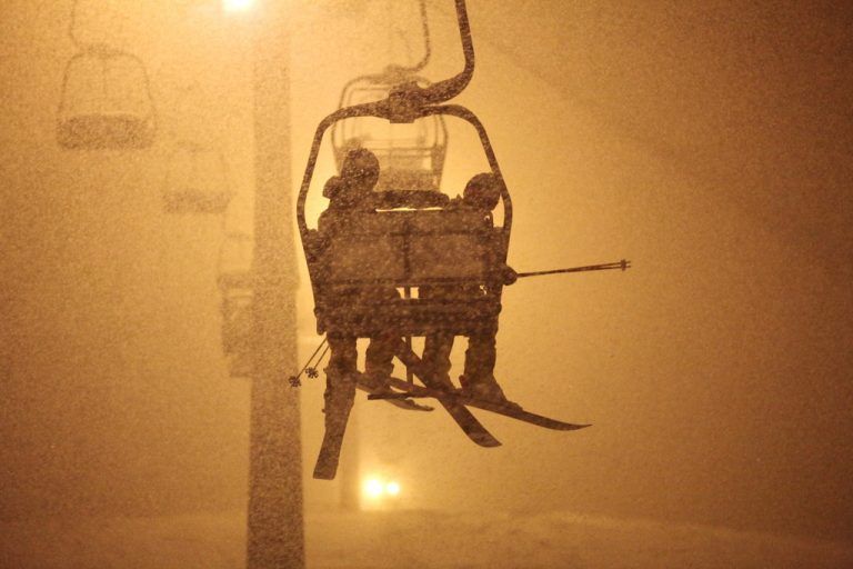 Nächtlicher SkispaßIm Kleinwalsertal kann man auch unter Flutlicht raus auf die Piste. Das Nachtskifahren findet im Wechsel am Kesslerlift und Schwandlift Riezlern sowie am Hubertuslift Hirschegg statt.