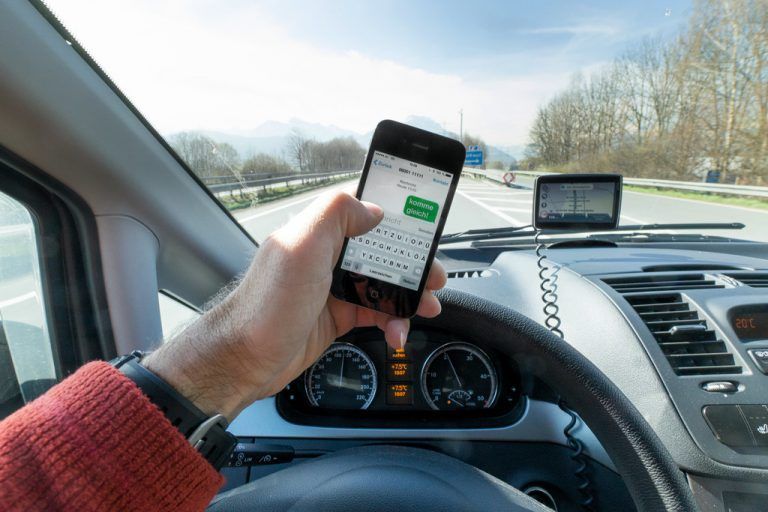 Handy am Steuer wird in Italien künftig teuer.  SYMBOL/Vn