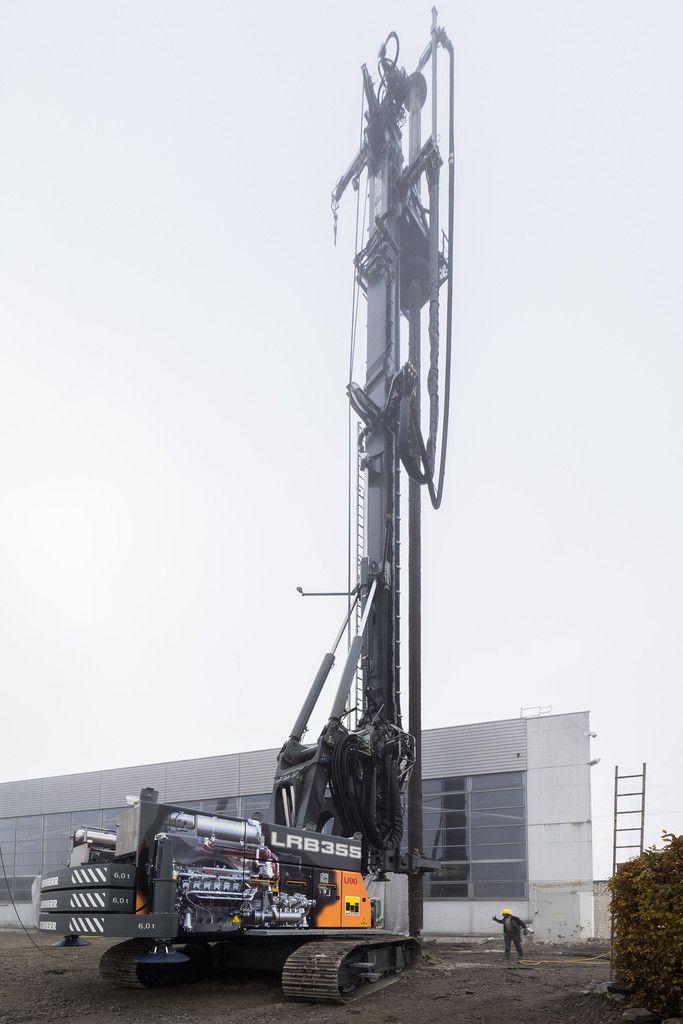 Neue Dimensionen bei Größe und Leistung: Liebherr LRB 355.  Foto: R. Mayer