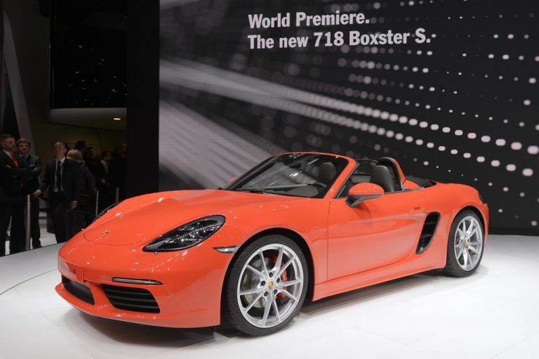 Neuer EinstiegsporscheDer Porsche 718 Boxster geht mit aufgeladenen Vierzylindermotoren an den Start. In der Basis leisten die Aggregate 300 PS, in der S-Version sind es 350 PS. Marktstart ist am 30. April. Die Preise in Österreich beginnen bei 62.537 Euro.