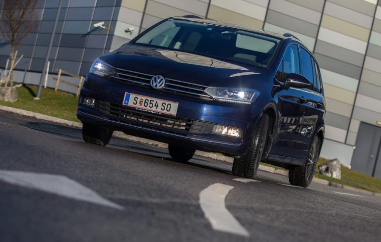 Neuer optischer Chic, aber nicht übertrieben: Die Neuauflage des Kompakt-Van Touran vermittelt leichte Dynamik. Fotos: vn/steurer