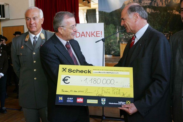Nicht allein.Im Bregenzerwald tauchte Niederösterreichs Landeshauptmann Erwin Pröll mit einer großzügigen Spende seiner Landsleute auf.