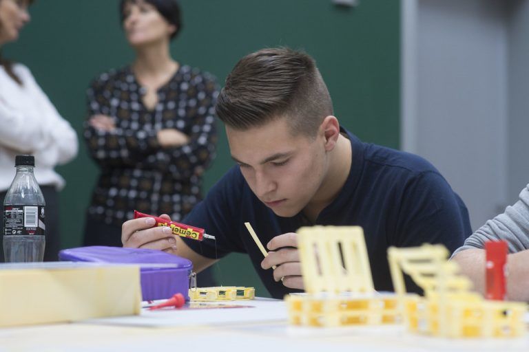 Nico: Chill-Out-Zone ist es keine geworden, schlussendlich haben wir uns entschieden, leicht transportable Möbel zu bauen, die wir überall einsetzen können: in Nischen im Gang, im Sommer im Hof, in der Aula, in den Klassen . . . und das quasi aus einem Abfallprodukt: alte, nicht mehr zum Sport geeignete Snowboards werden in ein neuwertiges Produkt umgewandelt.