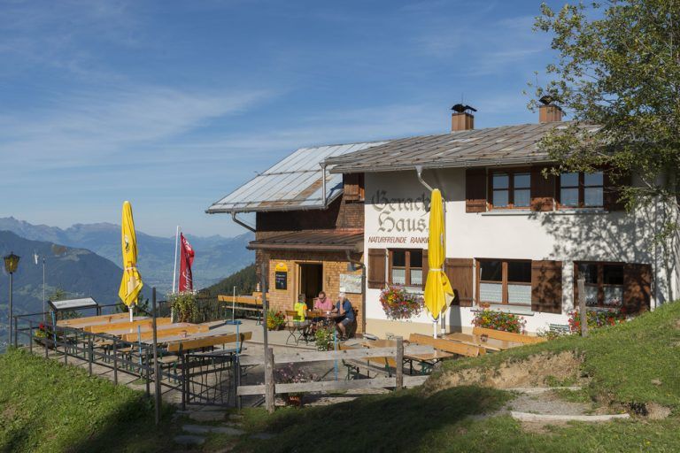 Noch im September beginnen am Gerachhaus größere Sanierungsarbeiten. Danach wird die kuschelige Wärme, die der Kachelofen, an dem im Winter auch Norbert Jussel (l.) und Florian Burtscher gerne sitzen, abstrahlt, im Raum bleiben.