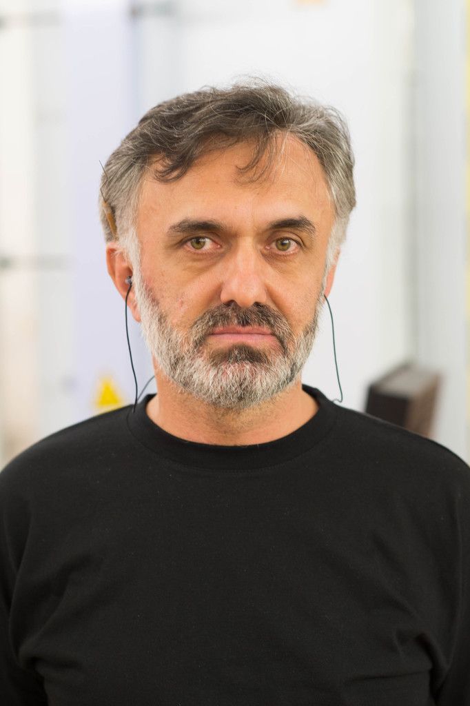 Numan Özbay, Vorarbeiter Ich arbeite seit über 20 Jahren im Betrieb und habe sehr viele Erfahrungen gesammelt. Früher habe ich auf alten Maschinen gearbeitet, heute auf sehr modernen.