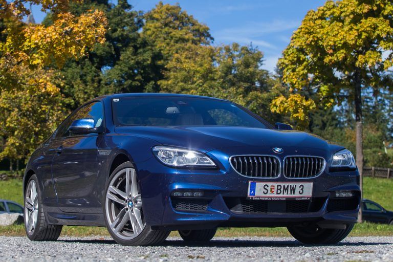 Nur knapp 1,4 Meter hoch: BMW hat sein schickes Coupé einer Modellpflege unterzogen. Fotos: VN/Steurer