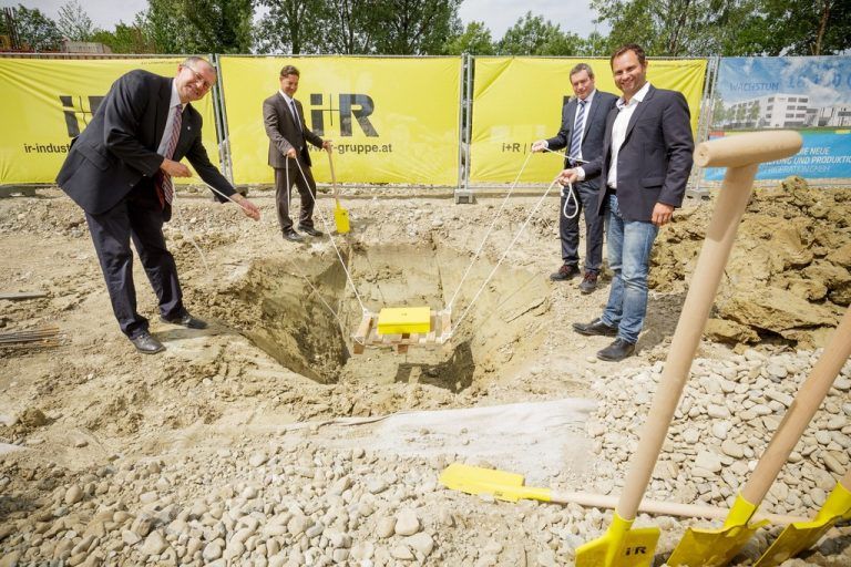 Oberbürgermeister Gerhard Ecker, Alexander Stuchly (i+R), Jochen Hornung (Cofely) und Patrick Meier (i+R) setzten den Grundstein. Cofeley