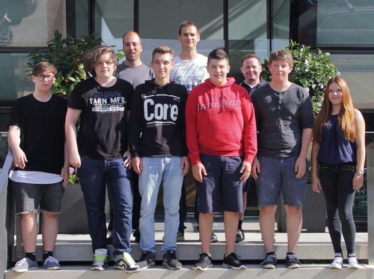OFFSETDRUCKEREI: Sechs Jugendliche haben den ersten Schritt in ihr Berufsleben gemacht. Die Auszubildenden werden in den Bereichen Druck- und Verpackungstechnik bzw. als IT-Techniker und Bürokauffrau tätig sein. Das Schwarzacher Unternehmen bildet insgesamt 24 Lehrlingen aus.