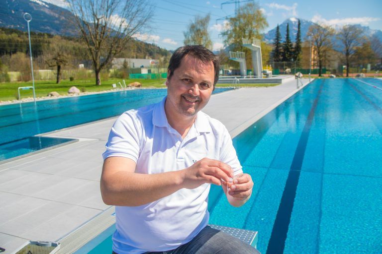 Oliver Tschabrun ist bereit für die ersten Badegäste – diesen stehen Wasserflächen von 1900 Quadratmetern zur Verfügung. Foto: VN/Steurer