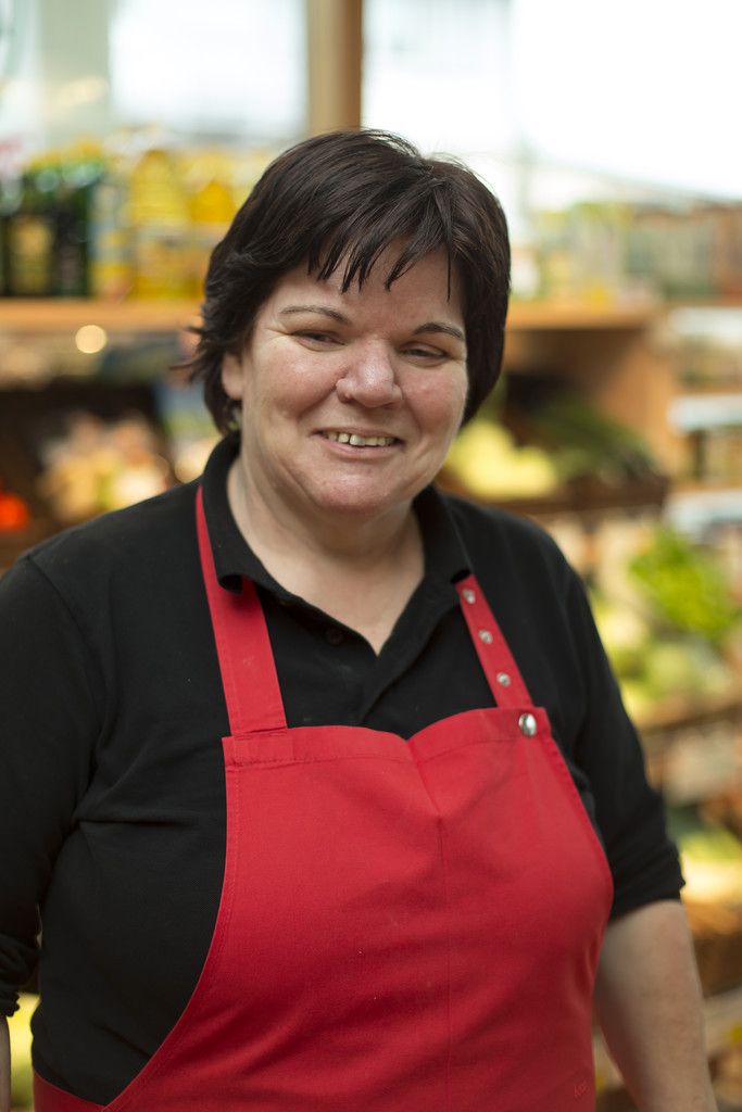 Olivia Stecher,VerkäuferinIch mag den Umgang mit den Menschen, und ich verkaufe auch gerne. Mittlerweile bin ich seit fast 14 Jahren hier im Geschäft.