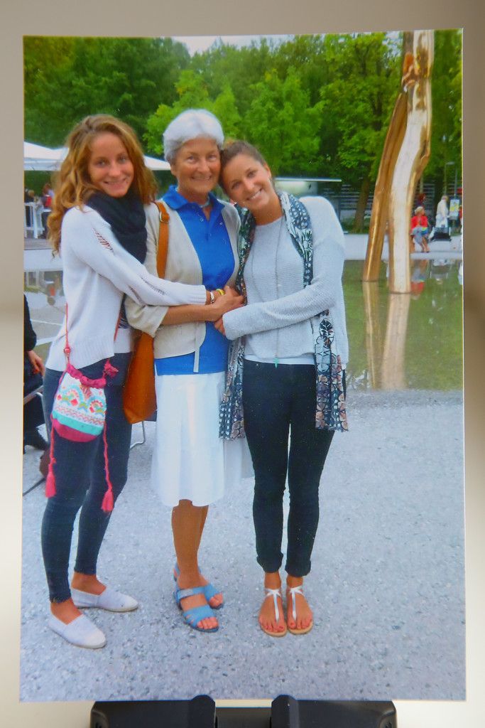 Oma Hildegard mit ihren zwei Enkeltöchtern Aimé und Elena.
