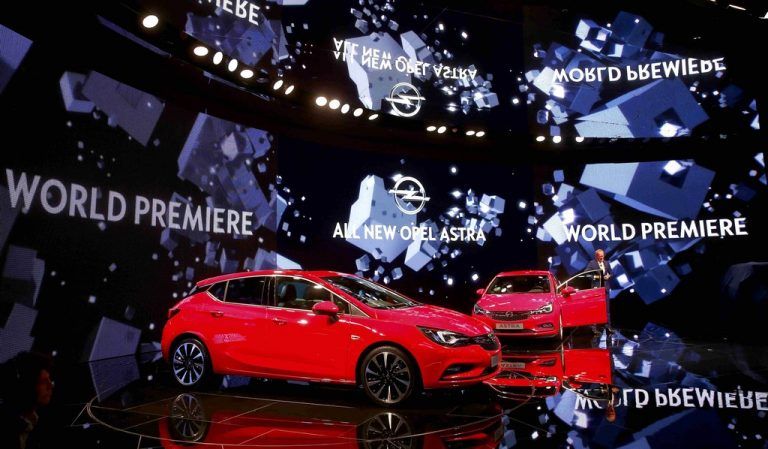 Opel-OffensiveDie Marke mit dem Blitz zeigt in Frankfurt die nächste Generation des Astra. 200 Kilo leichter und mit vielen neuen Features soll er die Oberklasse ärgern. Und das zu Preisen ab 16.890 Euro.
