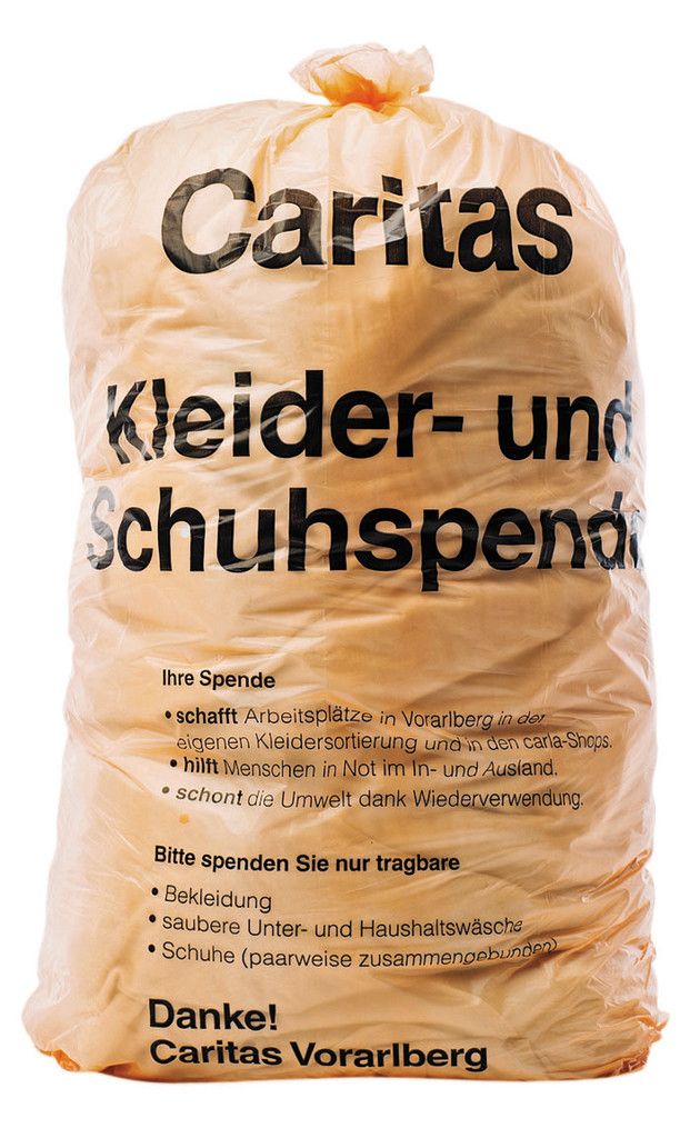 Oranger Sack. Gratis erhältlich in allen Gemeinden, bei Spar, Sutterlüty, den Raiffeisenbanken, der Caritas und in den carla-Shops, zu bestellen unter sachspende@caritas.at oder www.carla-vorarlberg.at/kleidersack