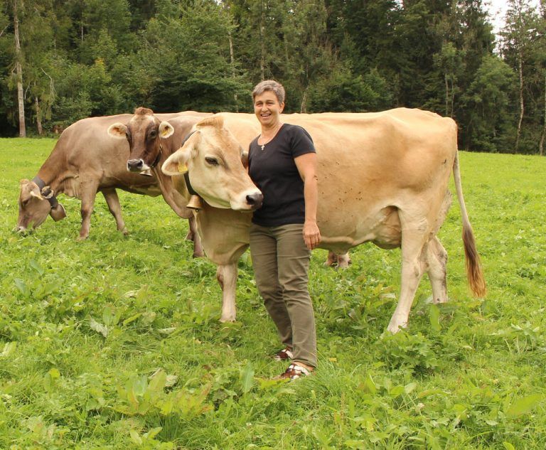Ortsbäuerin Laura Gasser liebt ihre Tiere und denkt gern an ihre Zeit als Älplerin zurück. Foto: VN/Schuster