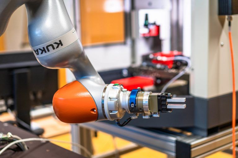 Parallel zur Forschung wird auch Ausbildung in der digitalen Fabrik groß geschrieben. Die EU fördert das Projekt. FH/Fabrizio Pritzi